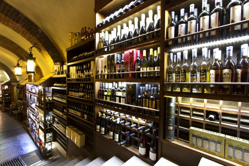 boutique-MANDELIEU LA NAPOULE-min_world_street_travel_shop_canon_georgia_wine_bottles-429767
